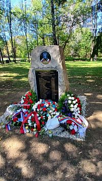 novovybudovaný pamätník, ani po vyše 80 rokoch Dubničania nezabúdajú na tých, ktorí vybojovali pre nás slobodu