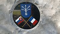 erb Dubnice nad Váhom a slovenská a francúzska vlajka