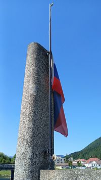 stĺp so slovenskou vlajkou