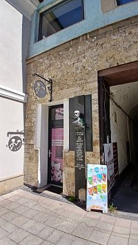 busta a pamätná tabuľa