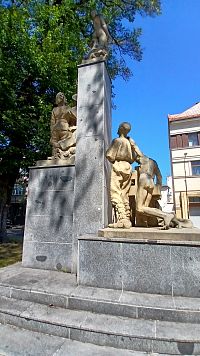 tri súsošia na troch rozdielnych podstavcoch