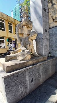 súsošie Poroba- kľačiaca žena, stojaca mužká postava obe so klonenými hlavami, dvojkríž