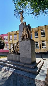 celý pomník vznikol k 10.výročiu vzniku Československa