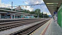 prázdne nástupište a hrad Europského mesta kultúry 2026