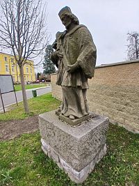 socha u kostola