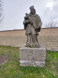 socha u kostola