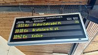 tabuľa príchodov a odchodov vlakov