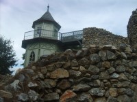 vyhliadková veža a kamenné múry