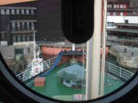 pohľad na prednú časť lode od kormidla