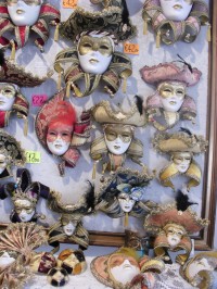 masky patria k Benátkam a Lido je neďaleko