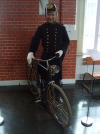 policajt s bicyklom