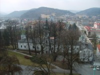 pohľad z veže na zámocky park a kostol