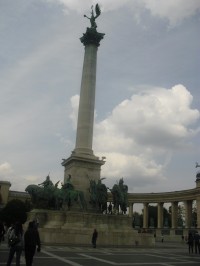 36 m obelisk, na vrchole socha archanjela Gabriela