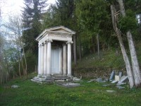Neoklasicistická hrobka baróna Poppera