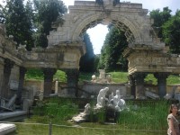 rímske ruiny s fontánkou a jazierkom