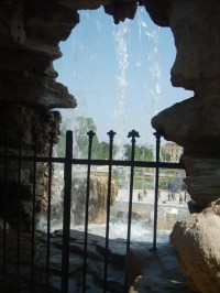 pohľad na Schonbrunn spoza padajúcej vody od hlavnej sochy - Neptuna