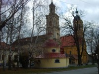 kaplnka Panny Márie Snežnej, v pozadí kostoly