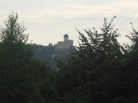 pohľad spred kostola na Trenčiansky hrad