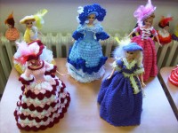 bábiky v dobových oblečeniach