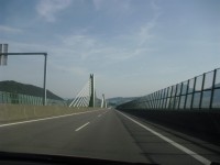 foto z auta pri ceste po moste