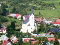 pohľad na kostol z kopca Bobovec