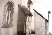 vľavo gotické okno, vpravo dve po renesančnej prestavbe