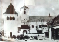 farský kostol s gotickou zvonicou v roku 1904