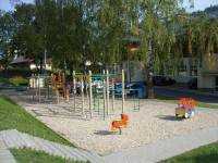 detské ihrisko za školou a škôlkou