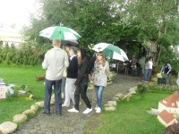 ke´d začínalo pršať študenti rozášali dáždniky aby návštevníci nezmokli 