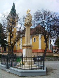 Radošovce - Farský kostol narodenia Panny Márie