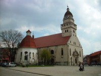 kostol z námestia