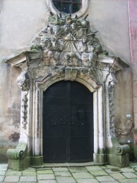 vchod do kostola-výzdoba J.Pacáka