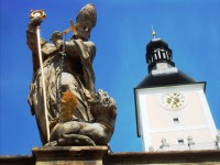 socha a veža kostola