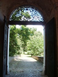 východ z kláštora po moste do parku