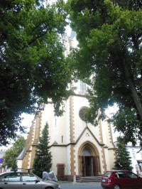 pohľad na kostol cez lipy Lipového námestia