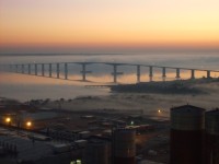 Východ slnka nad mostom Puente Gral. San Martin