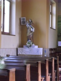 bočná socha pred hlavným oltárom
