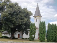 kostolík a stromy okolo neho