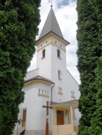 Trenčianske Jastrabie - kostol Nanebovzatej Panny Márie
