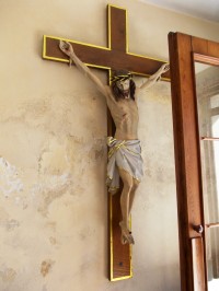 Kríž s Ježišom vo vchode do kostola