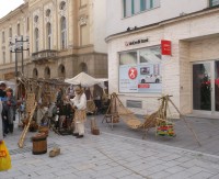 výrobca lán bol na jarmok perfektne pripravený. Svoje remeslo predvádzal v dobovom oblečení