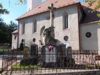 pamätník u kostola