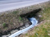 odtok minerálnej vody pod cestu