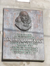 pamätná doska na škole ako spomienka na návštevu Jána Amosa Komenského
