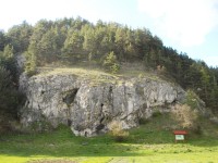skala s jaskynným vstupom