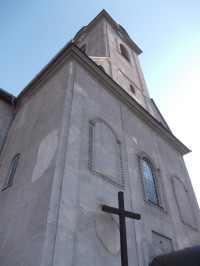 veža kostola s misijným krížom