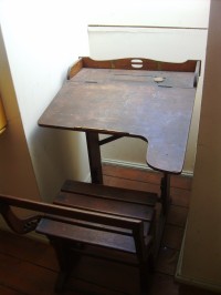 písací stolík