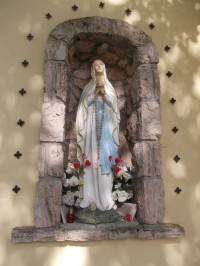 Panna Mária vo výklenku kostola