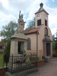 kaplnka s pomníkom