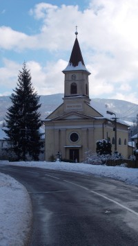 Římsko-katolický kostel na rozcestí ulic Sládkovičova a Hviezdoslavova. Pohled ze Sládkovičovi ulice. 